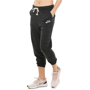 SOLD———Nike Sportswear Gym Vintage Capris in Women’s. Size Small. Perfect condit